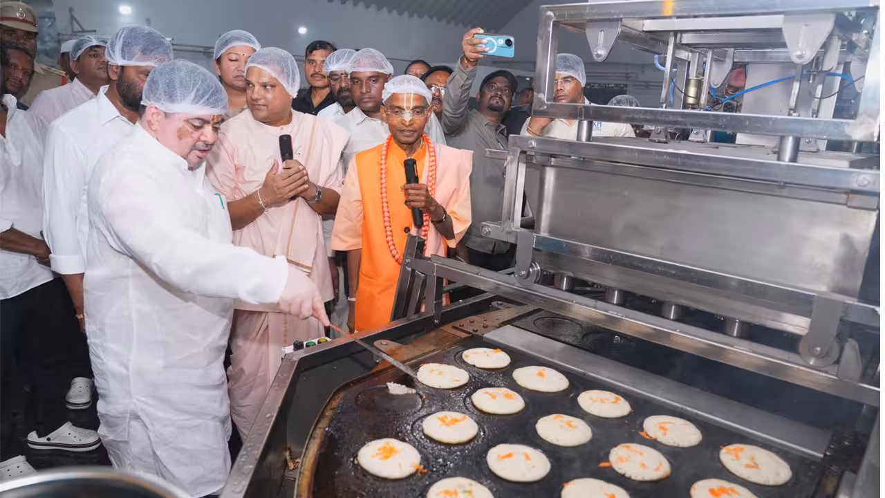 Karimnagar Centralized Kitchen | కరీంనగర్లో అత్యాధునిక హంగులతో సెంట్రలైజ్డ్ కిచెన్ ప్రారంభం.. విద్యార్థులకు రుచికరమైన అల్పాహారం!