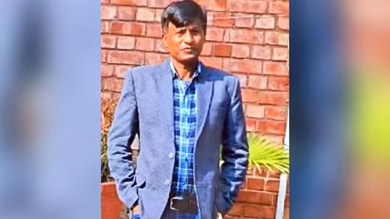 Philosophy Professor | చిల్లర అడిగితే చెవి పగిలేలా కొట్టాడు.. ఫిలాసఫి ప్రొఫెసర్పై షాప్ యజమాని అమానుషం