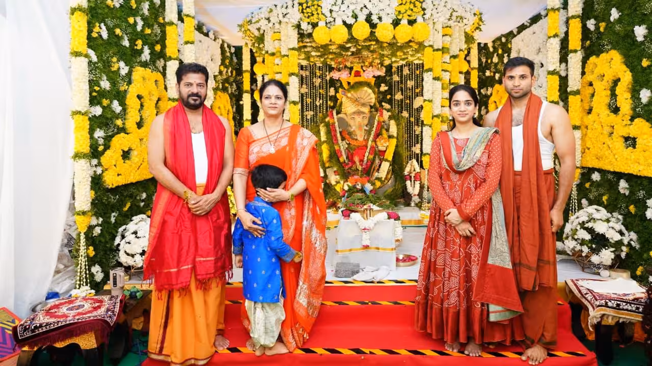 Revanth Reddy Vinayaka Chaviti | కుటుంబ సమేతంగా గణపతి పూజలో పాల్గొన్న సీఎం రేవంత్ రెడ్డి