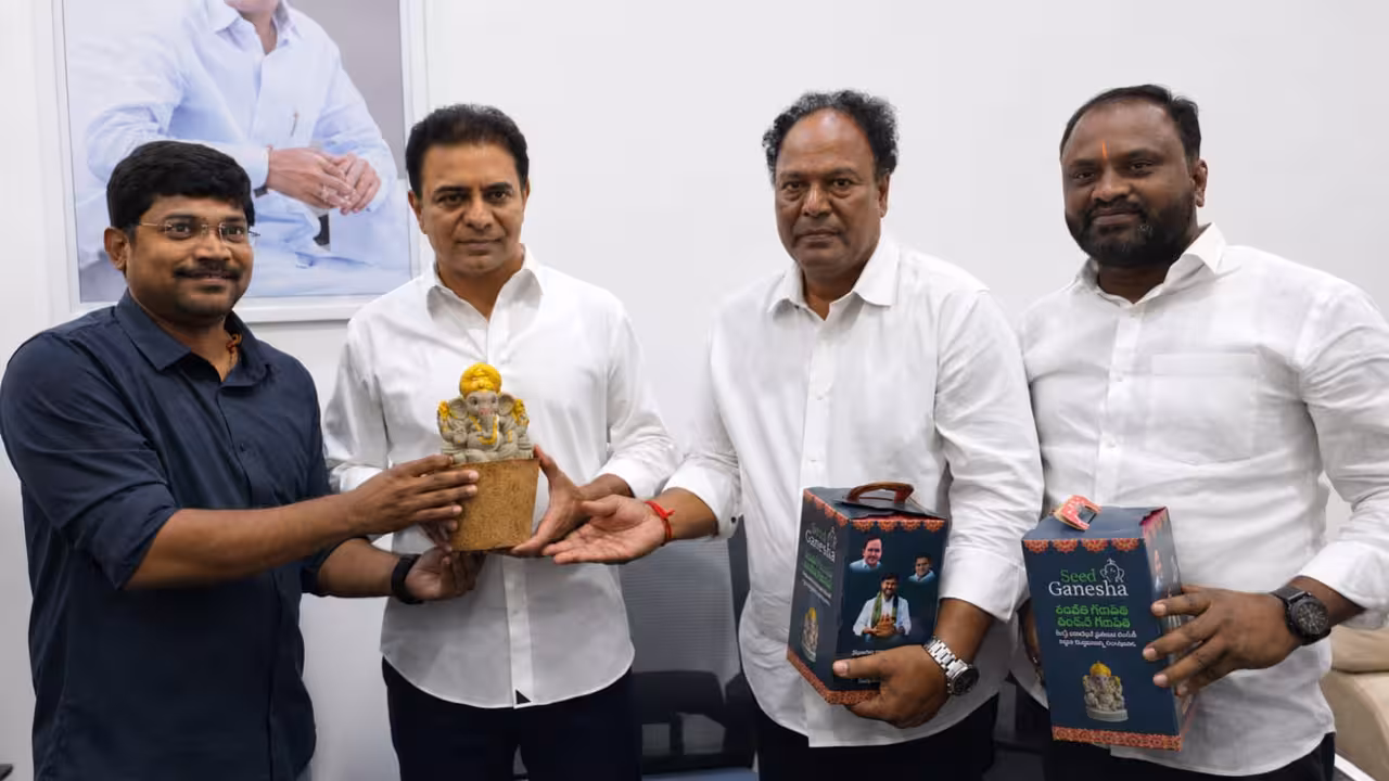 KTR Seed Ganesh | కేటీఆర్కు ‘సీడ్ గణేశ్’.. నిమజ్జనం చేశాక పచ్చని మొక్కగా మారనున్న ఈ వినాయకుడు