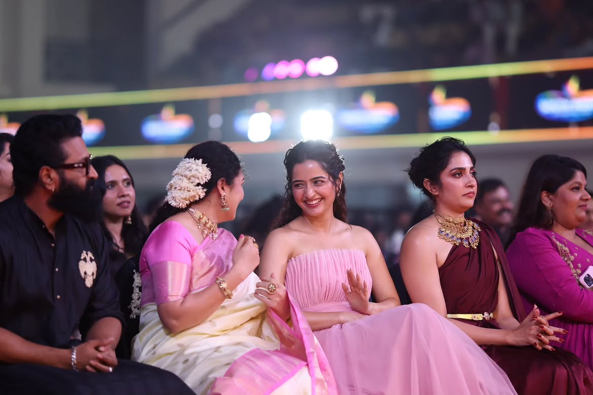 Siima Awards 2026 | సైమా అవార్డ్స్ వేడుకలో సందడి చేసిన హీరోయిన్లు – స్పెషల్ అట్రాక్షన్గా రుక్మిణి వసంత్ - Image 13