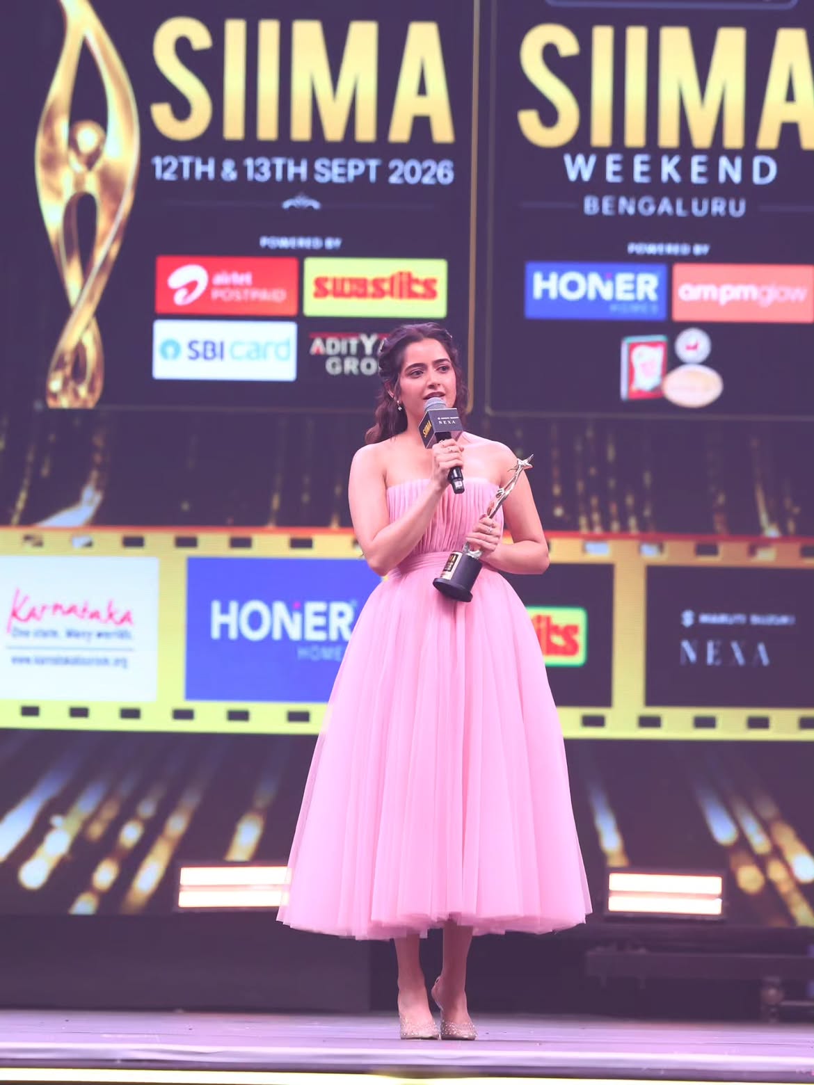 Siima Awards 2026 | సైమా అవార్డ్స్ వేడుకలో సందడి చేసిన హీరోయిన్లు – స్పెషల్ అట్రాక్షన్గా రుక్మిణి వసంత్ - Image 14