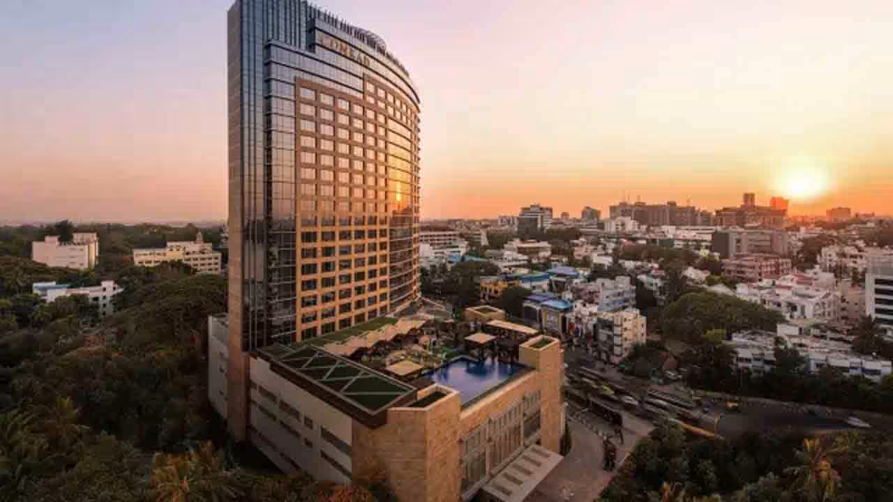 Bengaluru 5 Star Hotel | ఈత కొడుతుండగా కరెంట్ షాక్.. ఫైవ్స్టార్ హోటల్లో ఇద్దరు విదేశీయులు మృతి