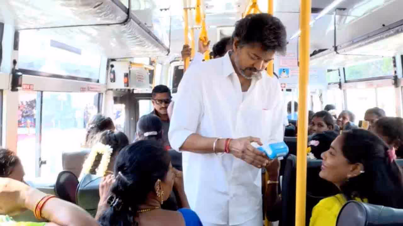 CM Vijay | బస్సు కండక్టర్గా సీఎం విజయ్.. స్వయంగా టికెట్లు ఇచ్చి