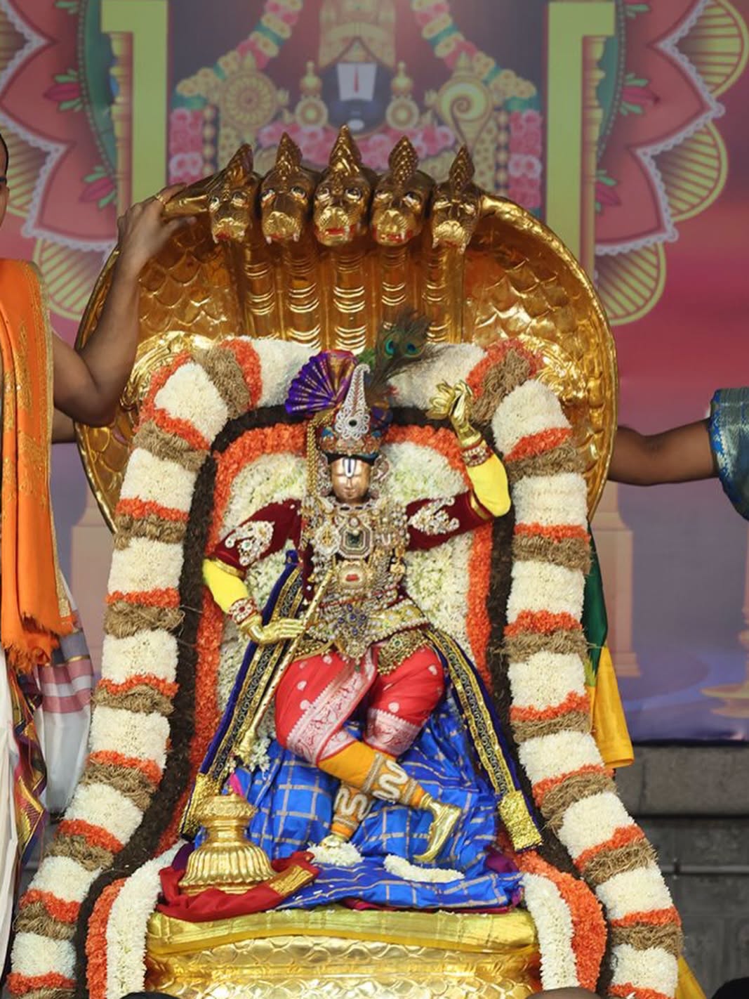 గోవింద నామస్మరణలతో తిరుమాడ వీధులు మార్మోగాయి. ఆంధ్రప్రదేశ్తో పాటు మరో ఎనిమిది రాష్ట్రాలకు చెందిన 17 కళాబృందాల్లోని 489 మంది కళాకారులు సంప్రదాయ జానపద కళారూపాలను ప్రదర్శించి భక్తులను ఆకట్టుకున్నారు.