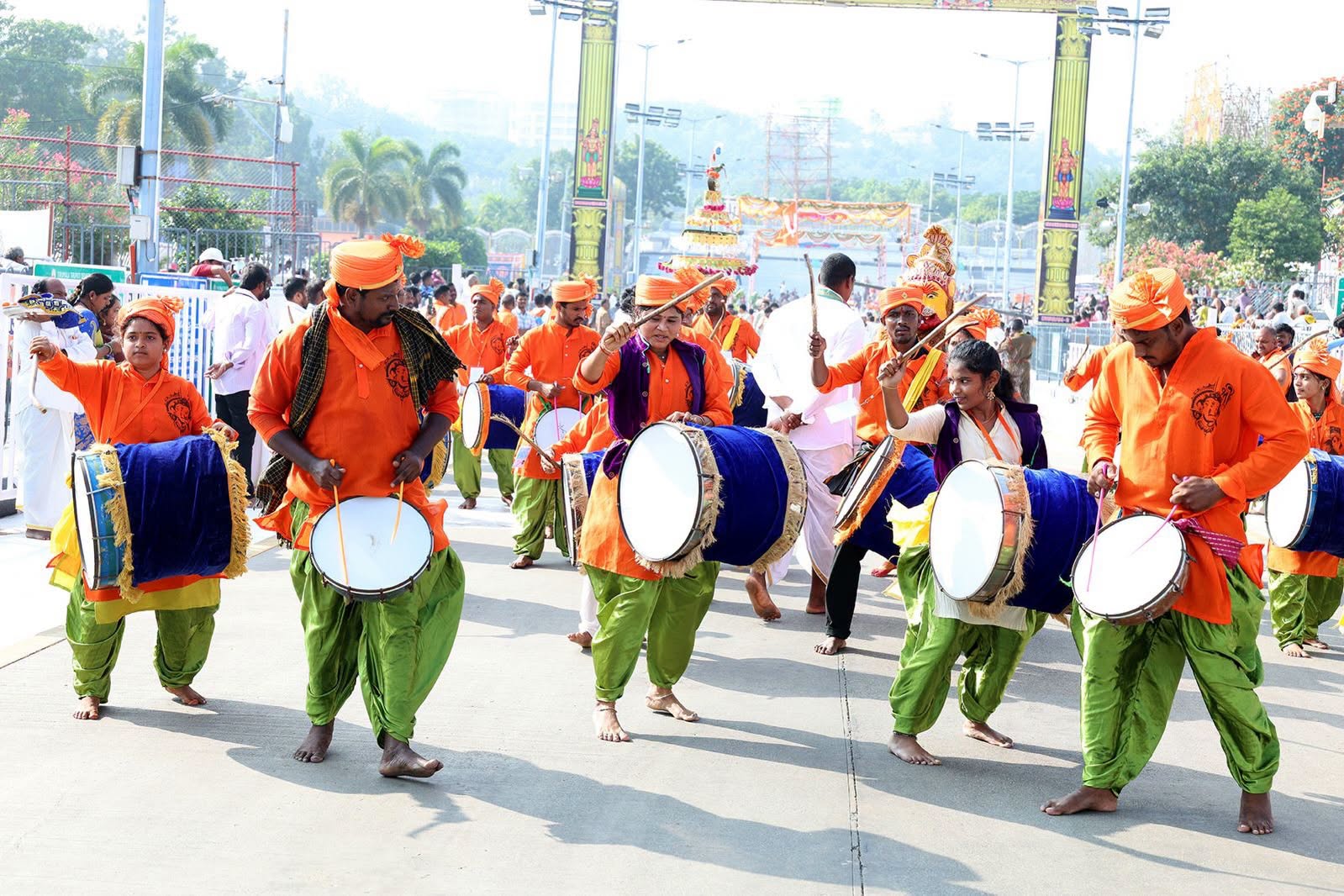 Navaratri Brahmotsavam | చిన్నశేష వాహనంపై శ్రీకృష్ణుడిగా శ్రీవారు.. తిరుమలలో బ్రహ్మోత్సవ వైభవం! - Image 17