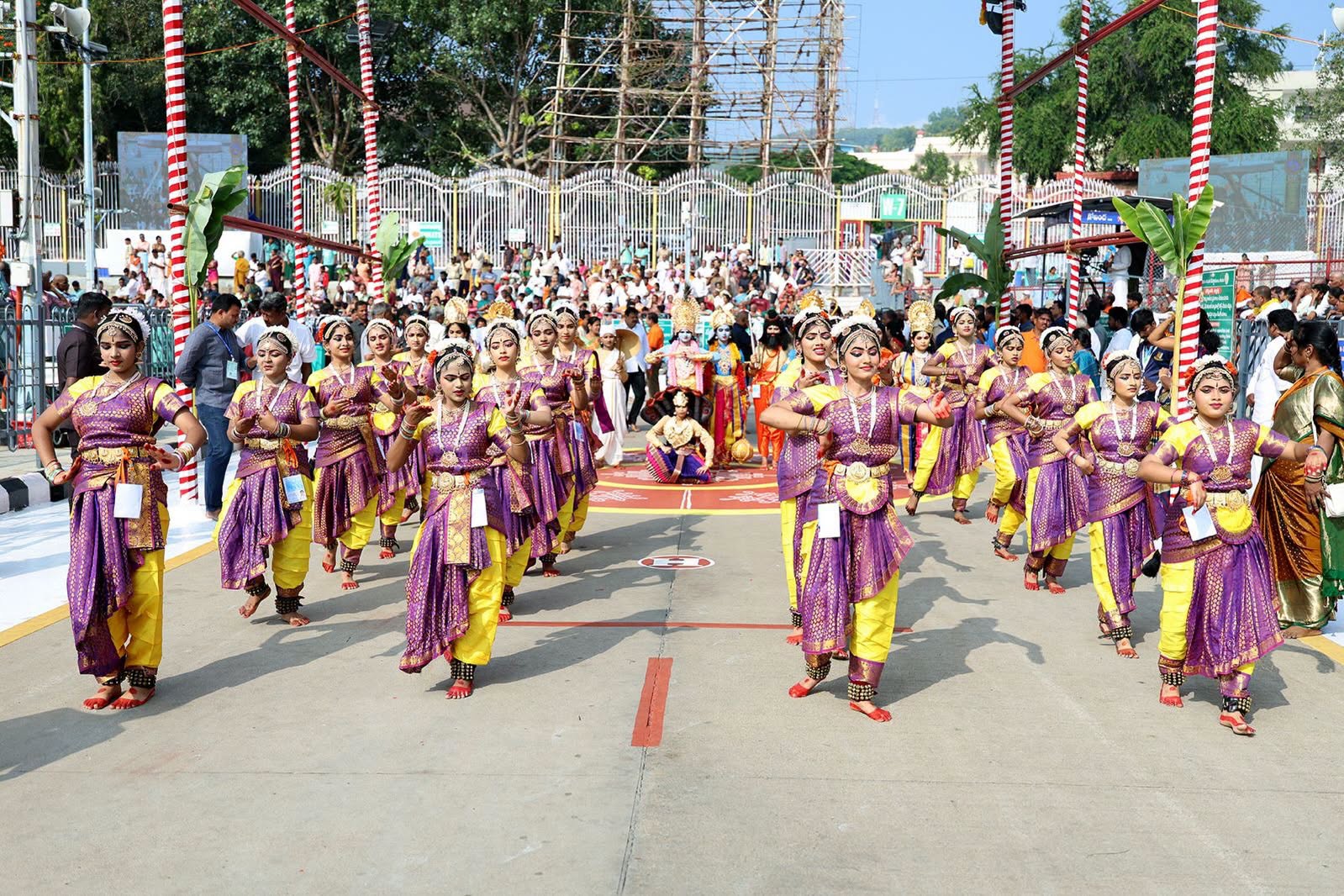Navaratri Brahmotsavam | చిన్నశేష వాహనంపై శ్రీకృష్ణుడిగా శ్రీవారు.. తిరుమలలో బ్రహ్మోత్సవ వైభవం! - Image 34