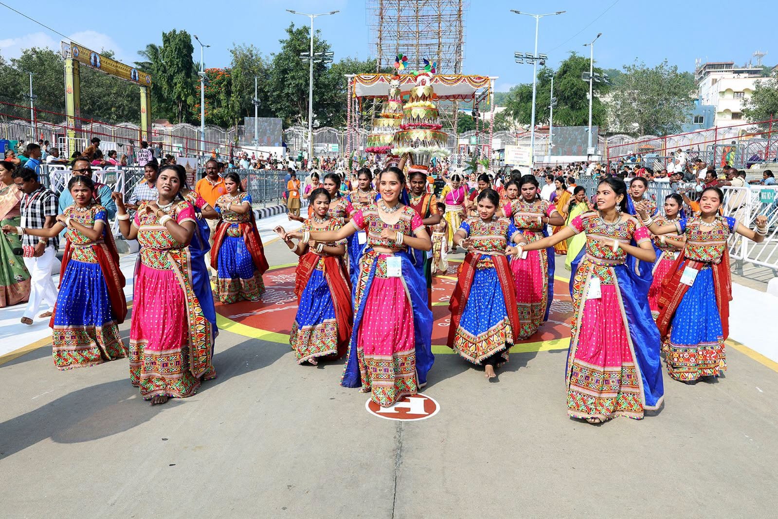 Navaratri Brahmotsavam | చిన్నశేష వాహనంపై శ్రీకృష్ణుడిగా శ్రీవారు.. తిరుమలలో బ్రహ్మోత్సవ వైభవం! - Image 32