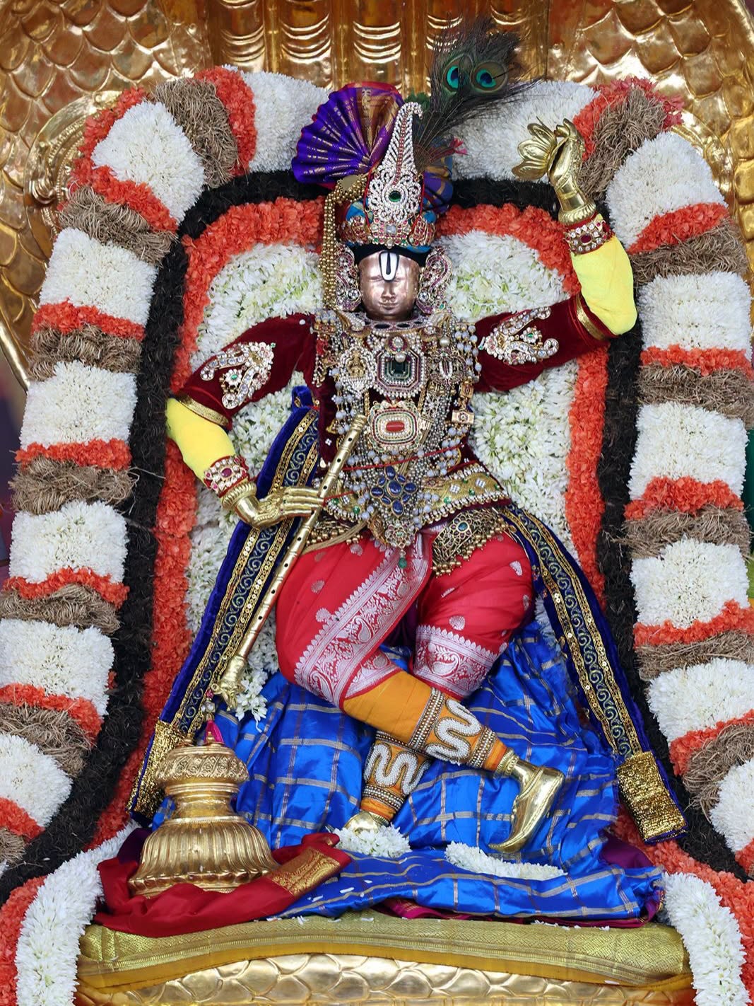 Navaratri Brahmotsavams | తిరుమల శ్రీవారి నవరాత్రి బ్రహ్మోత్సవాల్లో రెండో రోజైన మంగళవారం ఉదయం మలయప్పస్వామివారు ఐదు తలల చిన్నశేష వాహనంపై ద్వారకా శ్రీకృష్ణుడి అలంకారంలో భక్తులకు దివ్యదర్శనమిచ్చారు.