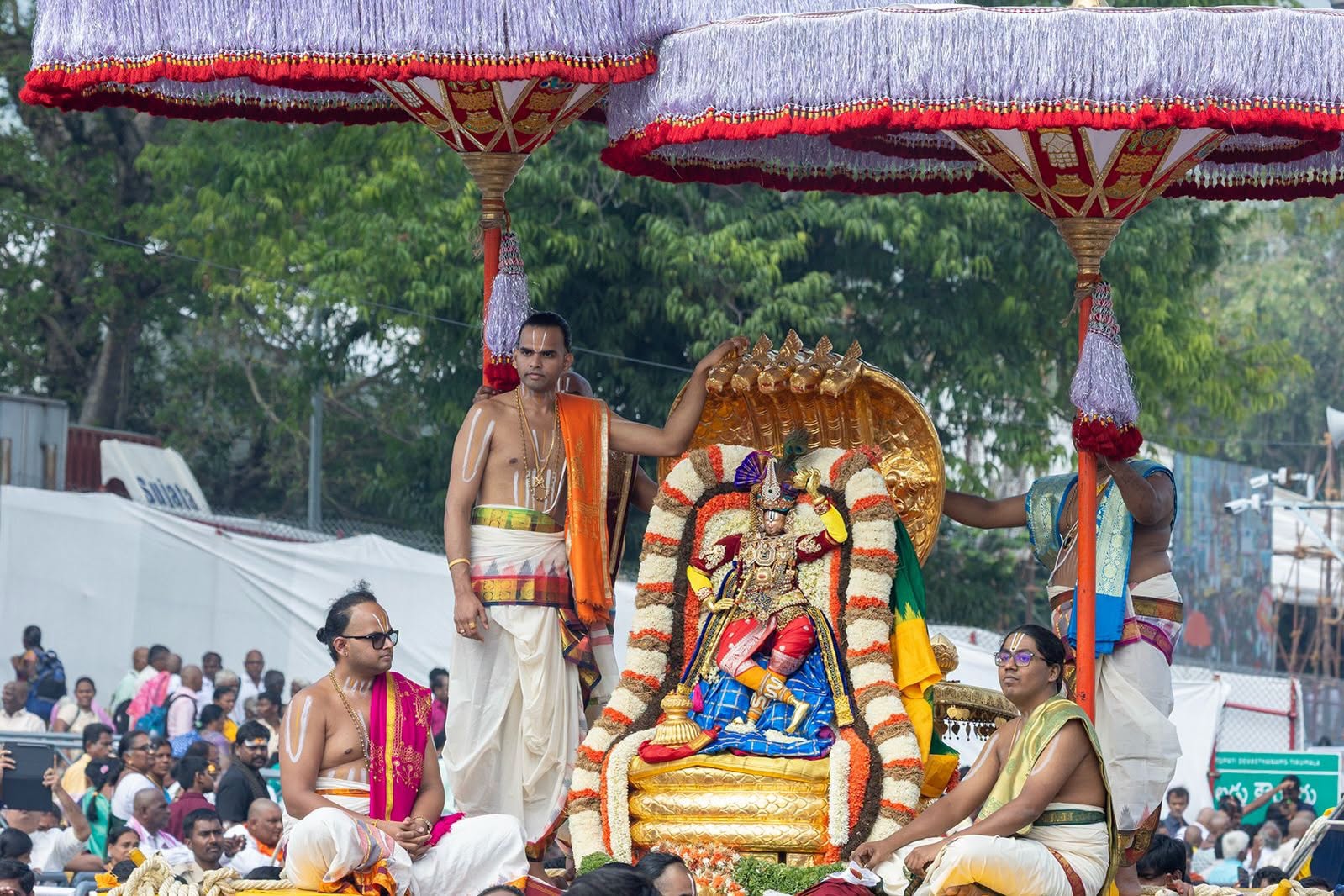 సర్వాలంకార భూషితుడైన స్వామివారిని దర్శించుకుని భక్తులు భక్తిపారవశ్యంలో మునిగిపోయారు. గజాలు, అశ్వాలు ముందు నడుస్తుండగా.. కోలాటాలు, మంగళవాయిద్యాలు, వివిధ కళాబృందాల ప్రదర్శనల నడుమ వాహనసేవ వైభవంగా సాగింది.