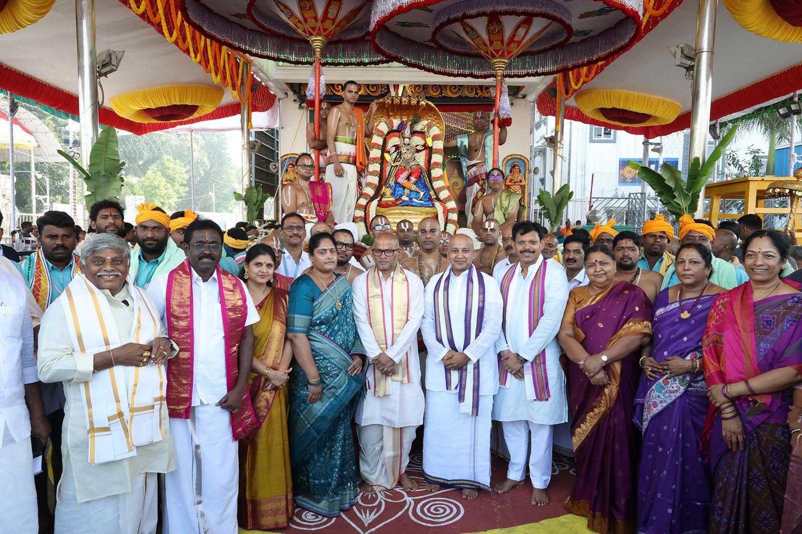 ఉత్తరాంధ్ర తప్పెటగుళ్ల నృత్యం, అరకులోయ గిరిజనుల థింసా నృత్యం, తమిళనాడుకు చెందిన కురత్తి నృత్యం ప్రత్యేక ఆకర్షణగా నిలిచాయి. కర్ణాటకలోని ఉడిపి, దక్షిణ కన్నడ ప్రాంతాల కళాకారులు పాటలు, నృత్యాలతో అలరించారు.