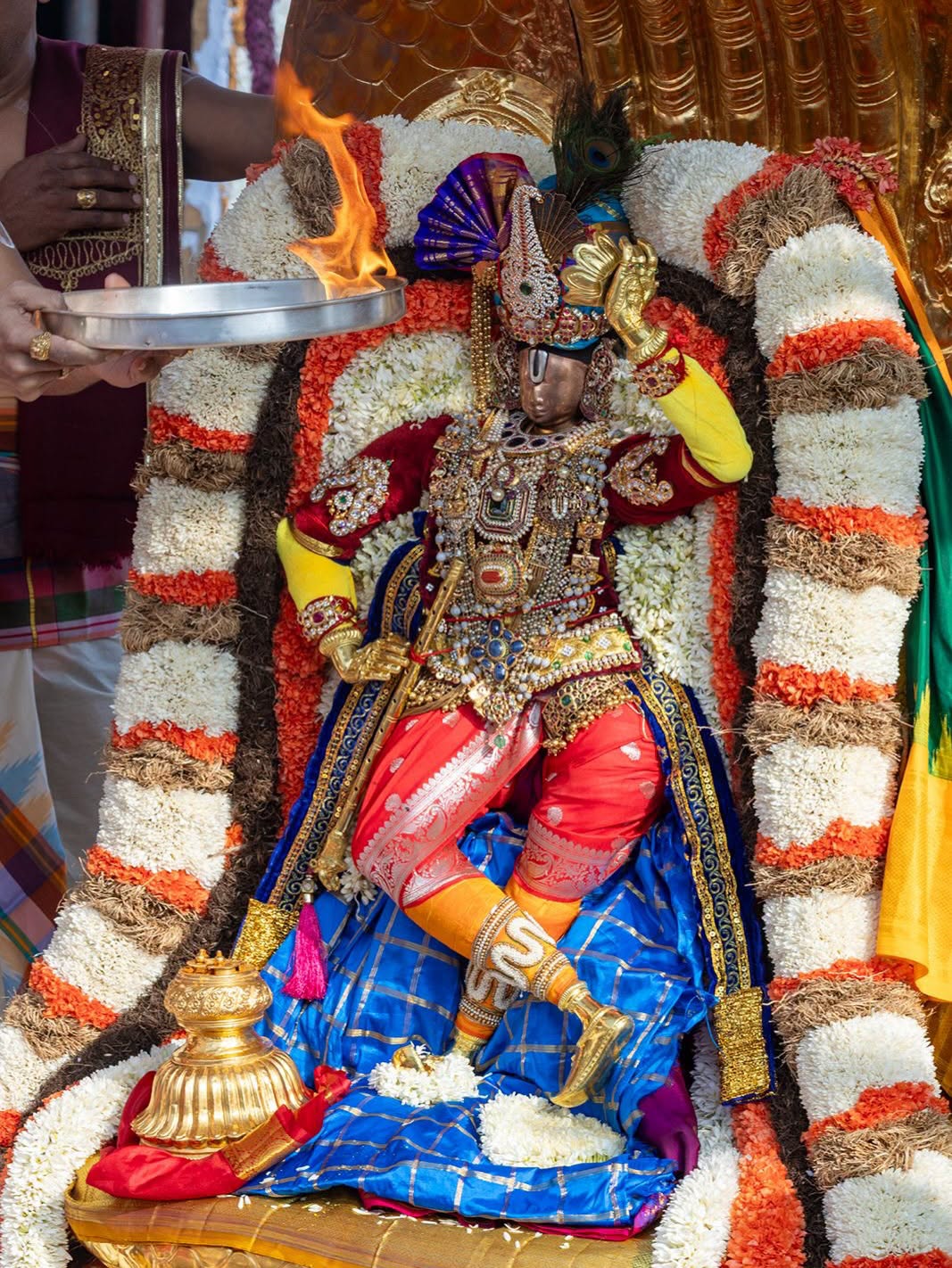 వైష్ణవ సంప్రదాయంలో భగవంతుడిని ‘శేషి’గా, ప్రపంచాన్ని ‘శేషభూతం’గా భావిస్తారు. నాగరాజైన వాసుకిని ప్రతిబింబించే చిన్నశేష వాహనంపై స్వామివారిని దర్శించుకుంటే కుటుంబ శ్రేయస్సు కలుగుతుందని, కుండలినీ యోగసిద్ధి ఫలాలు లభిస్తాయని భక్తుల విశ్వాసం.