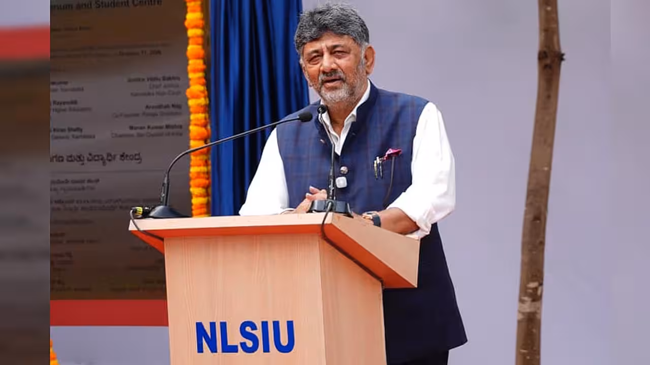 DK Shivakumar | ప్రశ్నించే తత్వమే ప్రజాస్వామ్యానికి బలం.. యువ న్యాయవాదులతో డీకే శివకుమార్