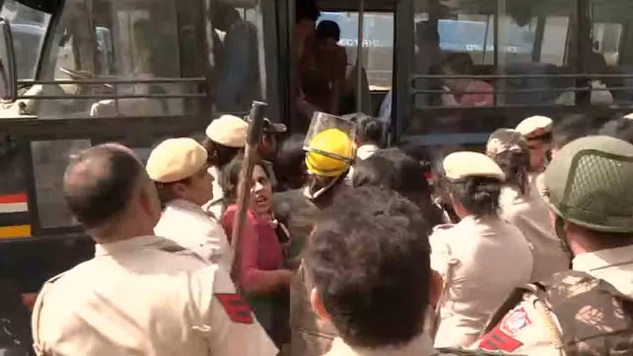 CJP Protest | ఢిల్లీలో ఉద్రిక్తత.. పోలీసులపై రాళ్లు రువ్విన నిరసనకారులు