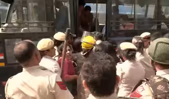 CJP Protest | ఢిల్లీలో ఉద్రిక్త‌త‌.. పోలీసుల‌పై రాళ్లు రువ్విన నిర‌స‌న‌కారులు