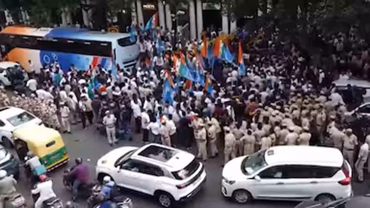 INDIA Bloc Protest | వరుసగా మూడో రోజు.. రాజ్ఘాట్వైపు కదిలిన విపక్ష ఎంపీలు.. ఢిల్లీలో టెన్షన్ వాతావరణం