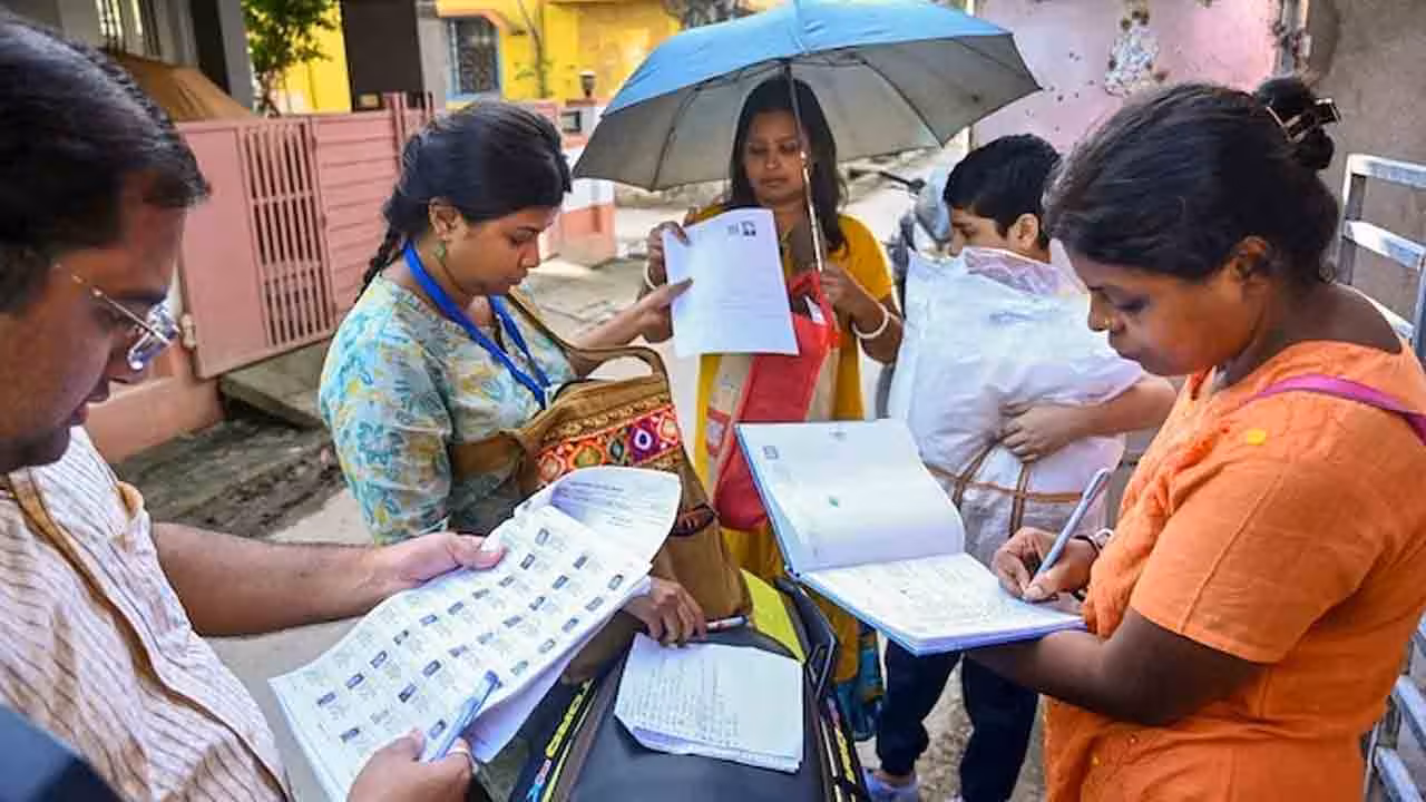 EC orders special drive | సర్ తర్వాత ఓటర్ల జాబితాలో పేరు లేదా..? ప్రత్యేక డ్రైవ్కు ఈసీ ఆదేశం