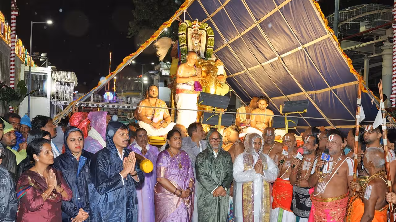 Navaratri Brahmotsavams | తిరుమలలో గజవాహనంపై మలయప్పస్వామి దివ్యదర్శనం