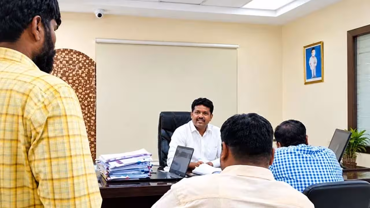 Tahsildar Suspended | రైతుపై అనుచిత వ్యాఖ్యలు.. గజ్వేల్ తహశీల్దార్పై సస్పెన్షన్ వేటు