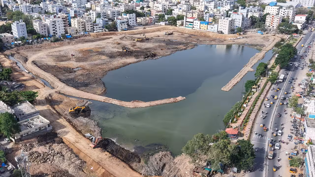 HYDRAA | రామంతాపూర్లోని పెద్ద చెరువు వద్ద హైడ్రా కూల్చివేతలు..
