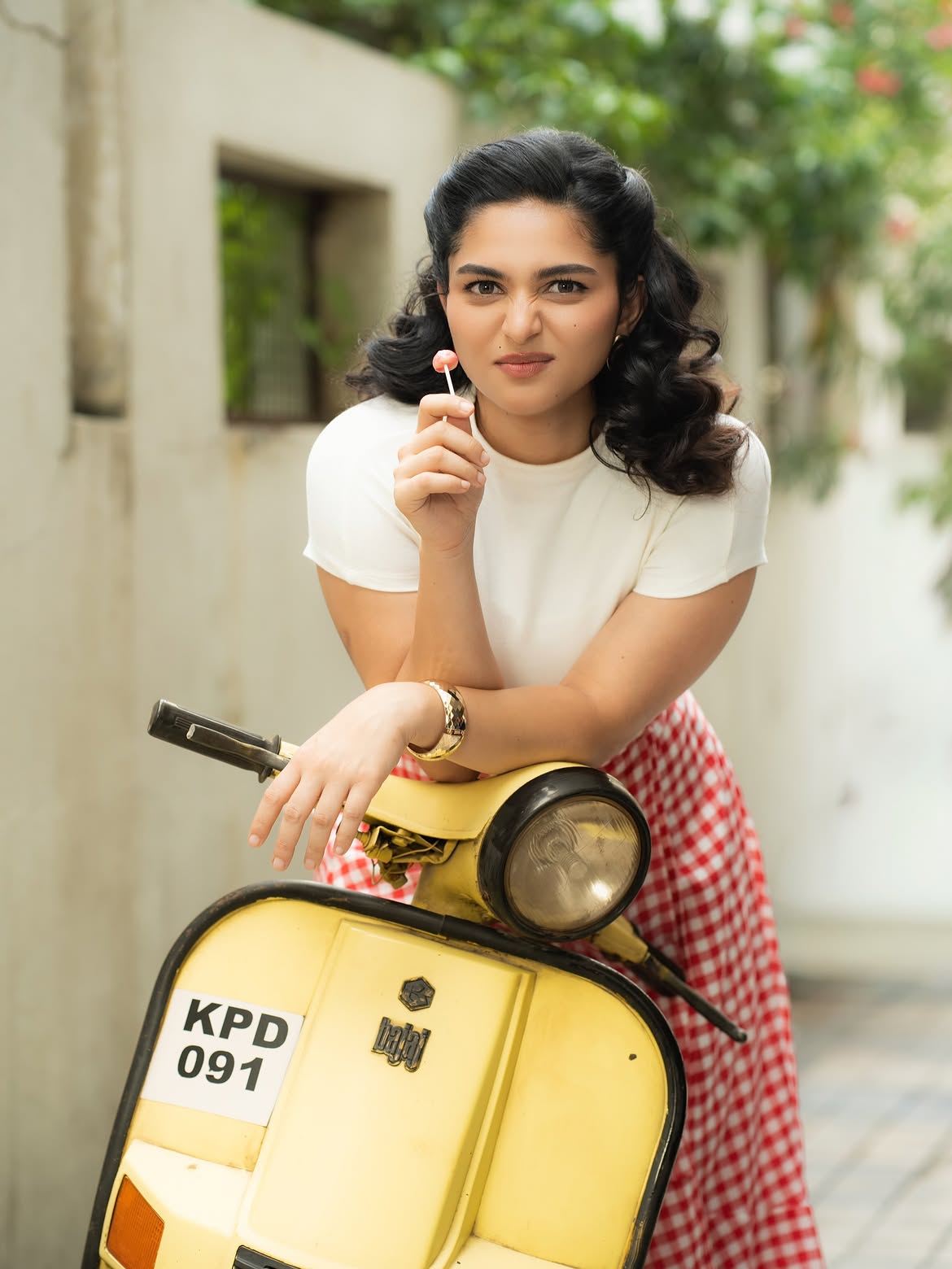 Kayadu Lohar | రెట్రో లుక్లో కయదు – క్యూట్ ఫాటోలతో మాయ చేసిన ప్యారడైజ్ హీరోయిన్ - Image 7