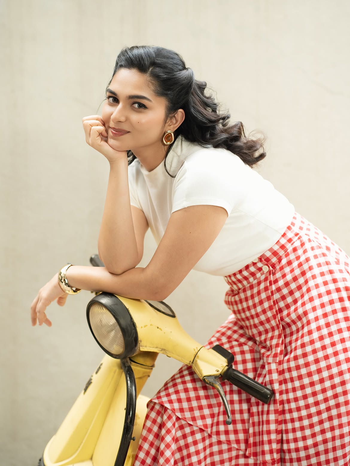 Kayadu Lohar | రెట్రో లుక్లో కయదు – క్యూట్ ఫాటోలతో మాయ చేసిన ప్యారడైజ్ హీరోయిన్ - Image 5