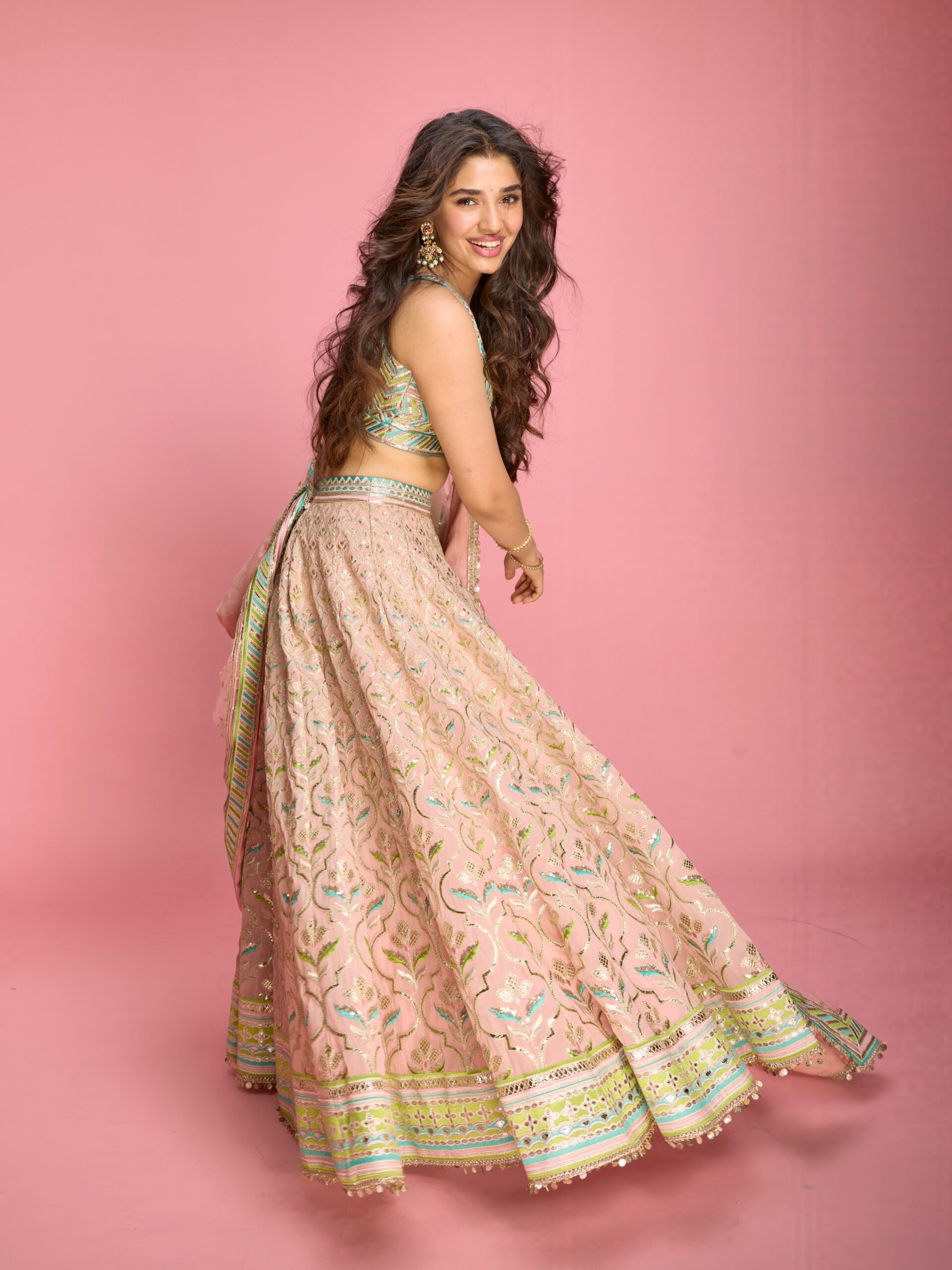 Krithi Shetty | ట్రెడిషనల్ డ్రెస్లో కృతిశెట్టి – క్యూట్ అందాలతో ఫిదా - Image 2