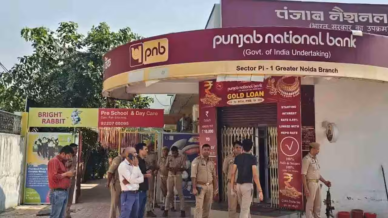 Punjab National Bank | మెసేజ్ లేదు, డాక్యుమెంట్స్ ఇవ్వలేదు.. కస్టమర్ల ఖాతాల నుంచి రూ. 35 కోట్లు ఎలా మాయమయ్యాయి..?