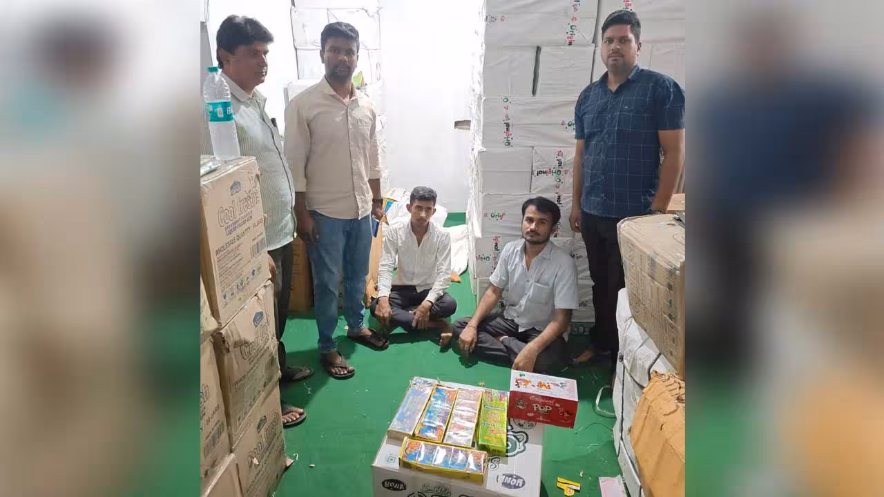 Firecrackers Seized | ఇంట్లోనే 20 లక్షల విలువైన పటాకులు.. ఎక్కడంటే!