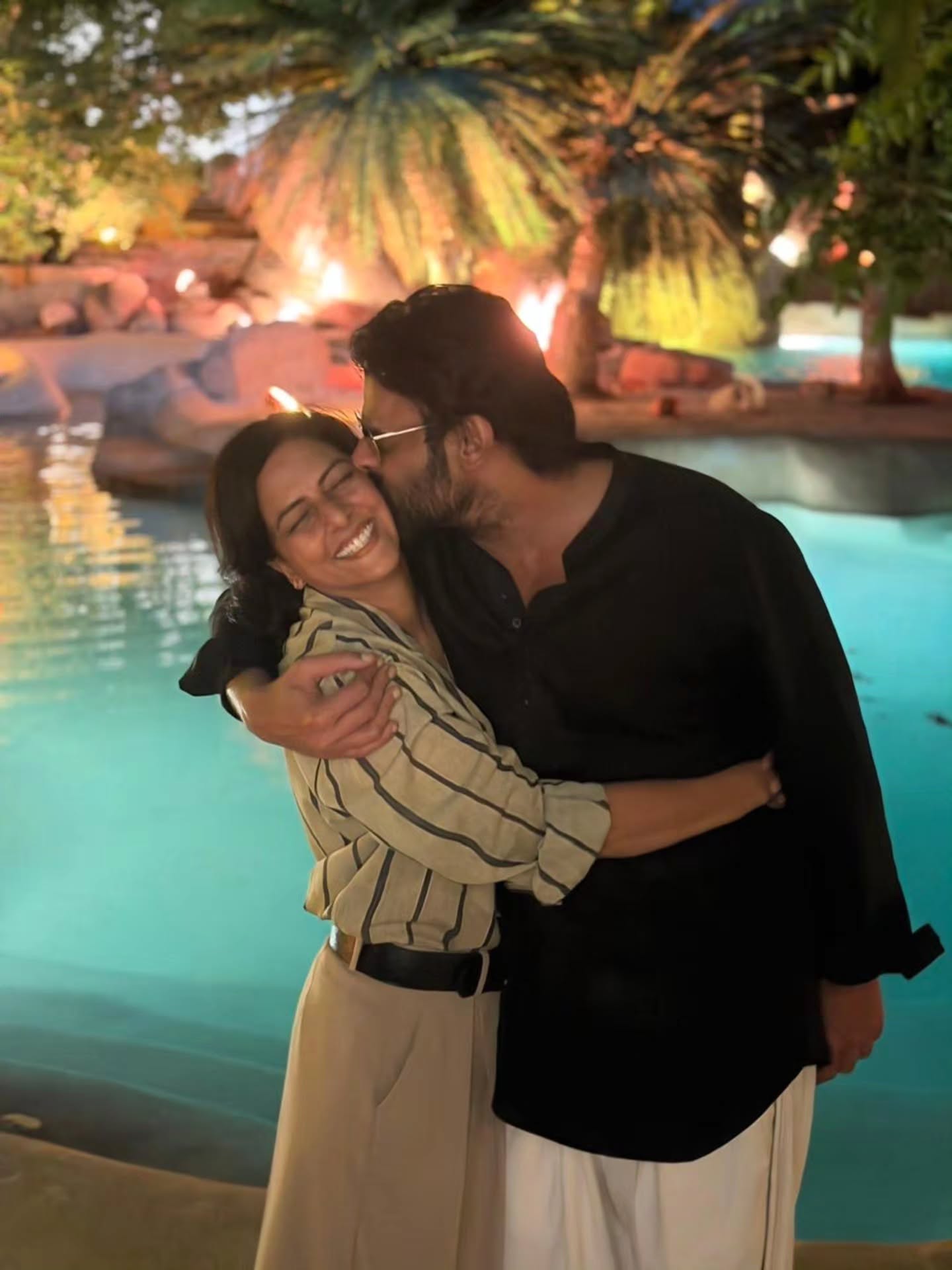 హ్యాపీ బర్త్డే ఫౌజీ అంటూ ప్రశాంత్ నీల్ భార్య లిఖిత ప్రభాస్తో కలిసి దిగిన ఓ ఫొటోను అభిమానులతో పంచుకుంది. ఈ ఫొటో సోషల్ మీడియాలో వైరల్ అవుతోంది.