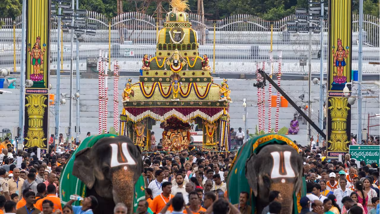 Tirumala | పుష్పక విమానంపై గోవర్ధనగిరిధారిగా మలయప్పస్వామి