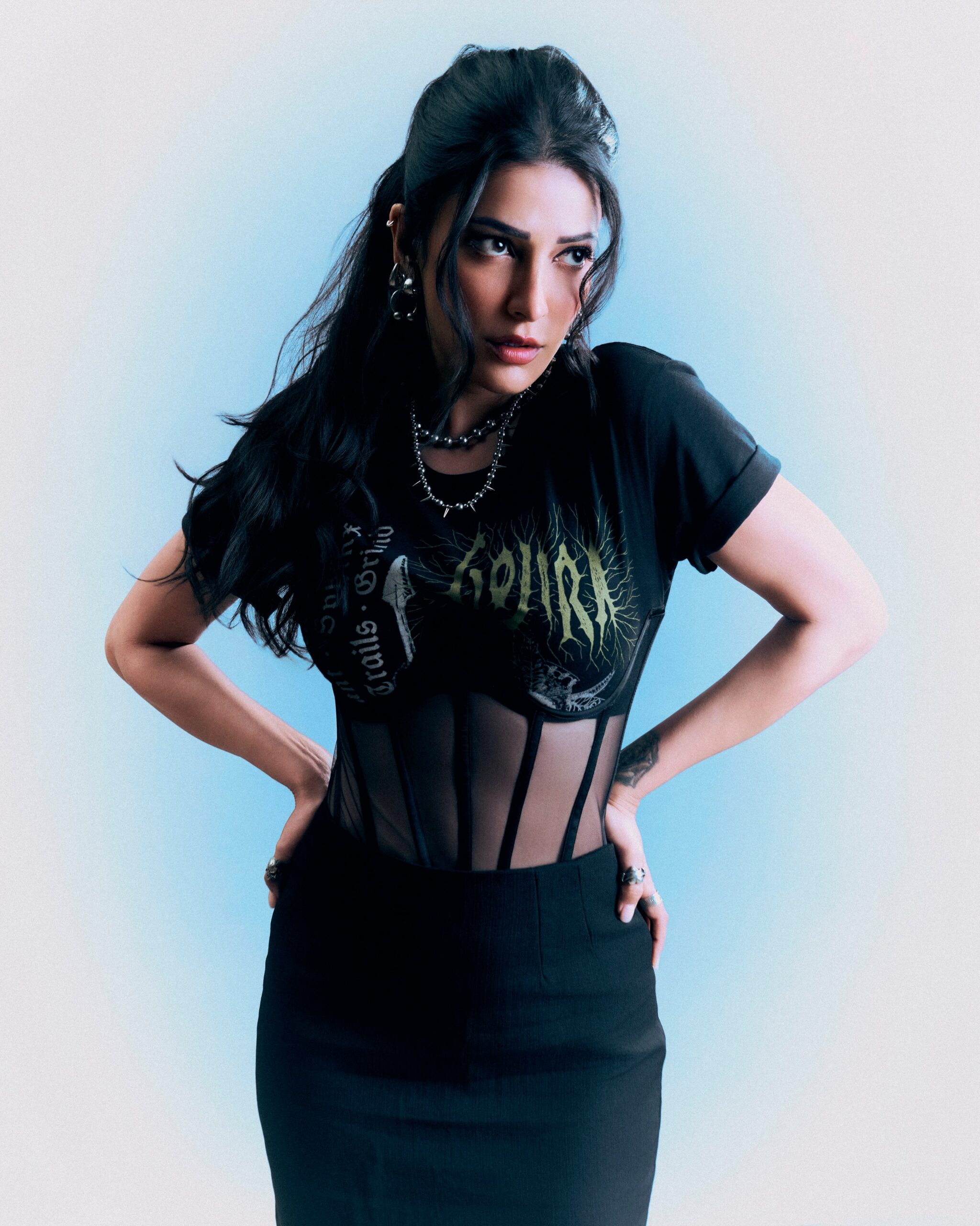 Shruti Haasan | శ్రుతి హాసన్ రాక్స్టార్ వైబ్తో అదరగొట్టింది. ఆల్ బ్లాక్ ఎడ్జీ లుక్లో కనిపించి అభిమానులను ఆకట్టుకుంది. బ్లూ బ్యాక్డ్రాప్పై బ్లాక్ ఎన్సెంబుల్లో ఆమె స్టైలిష్ పోజులు ప్రస్తుతం నెట్టింట వైరల్గా మారాయి.