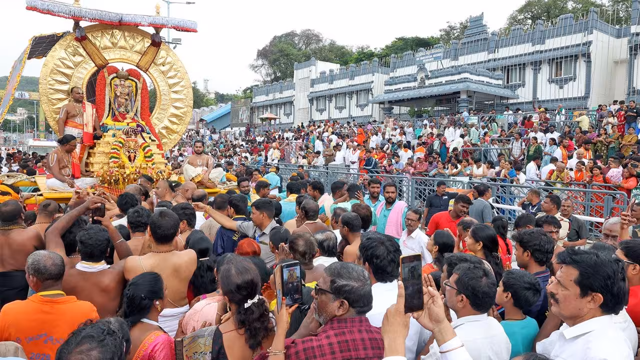 Navaratri Brahmotsavam | సూర్యప్రభ వాహనం విహరించిన మలయప్పస్వామి.. పరవశించిన భక్తజనం
