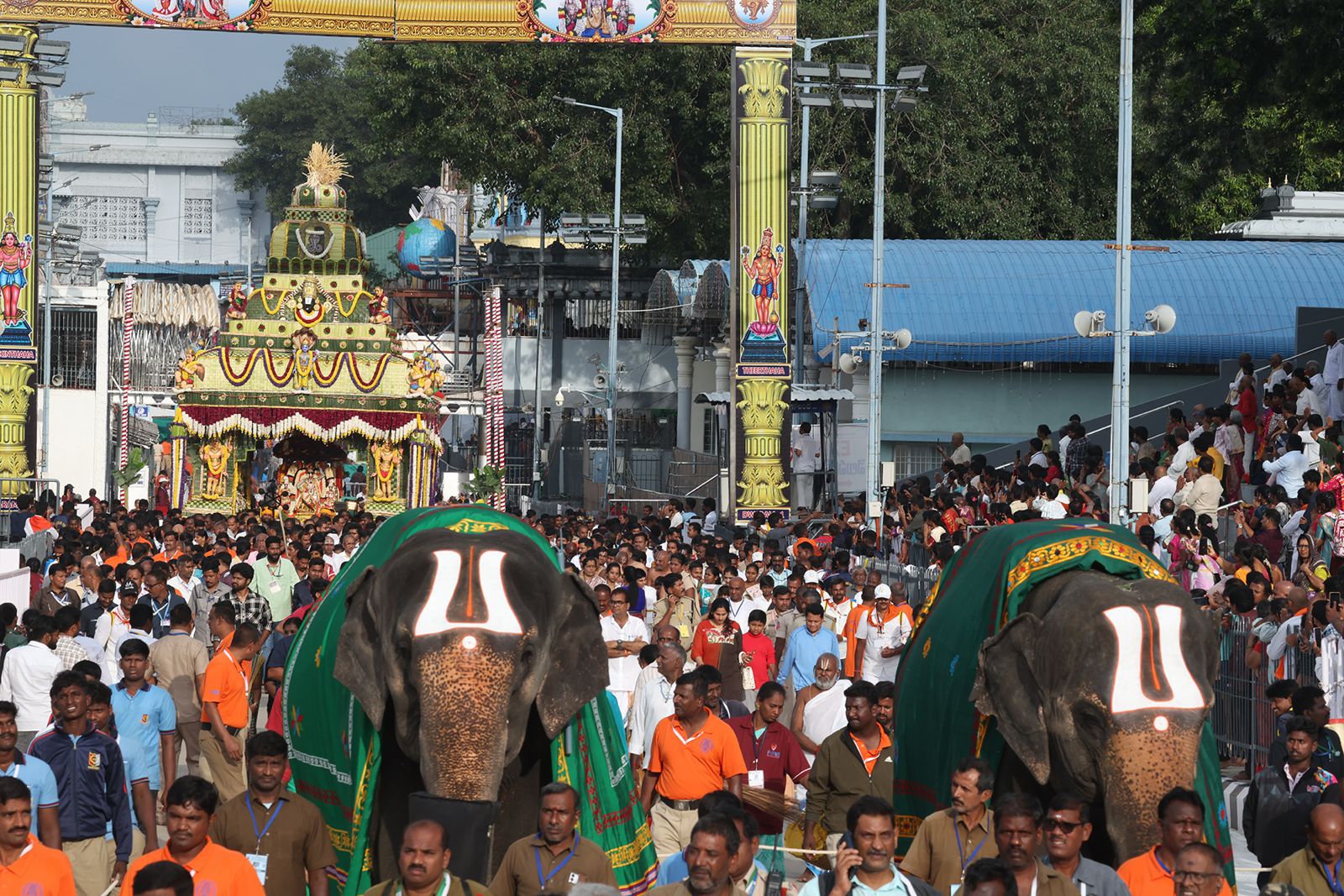 ధనుస్సు, బాణం ధరించి హనుమంతుడిపై ఊరేగుతూ స్వామివారు భక్తులను అనుగ్రహించారు. వాహనం ముందు భక్తులు చెక్కభజనలు, కోలాటాలతో సందడి చేయగా.. మంగళవాయిద్యాల నడుమ సేవ వైభవంగా సాగింది.