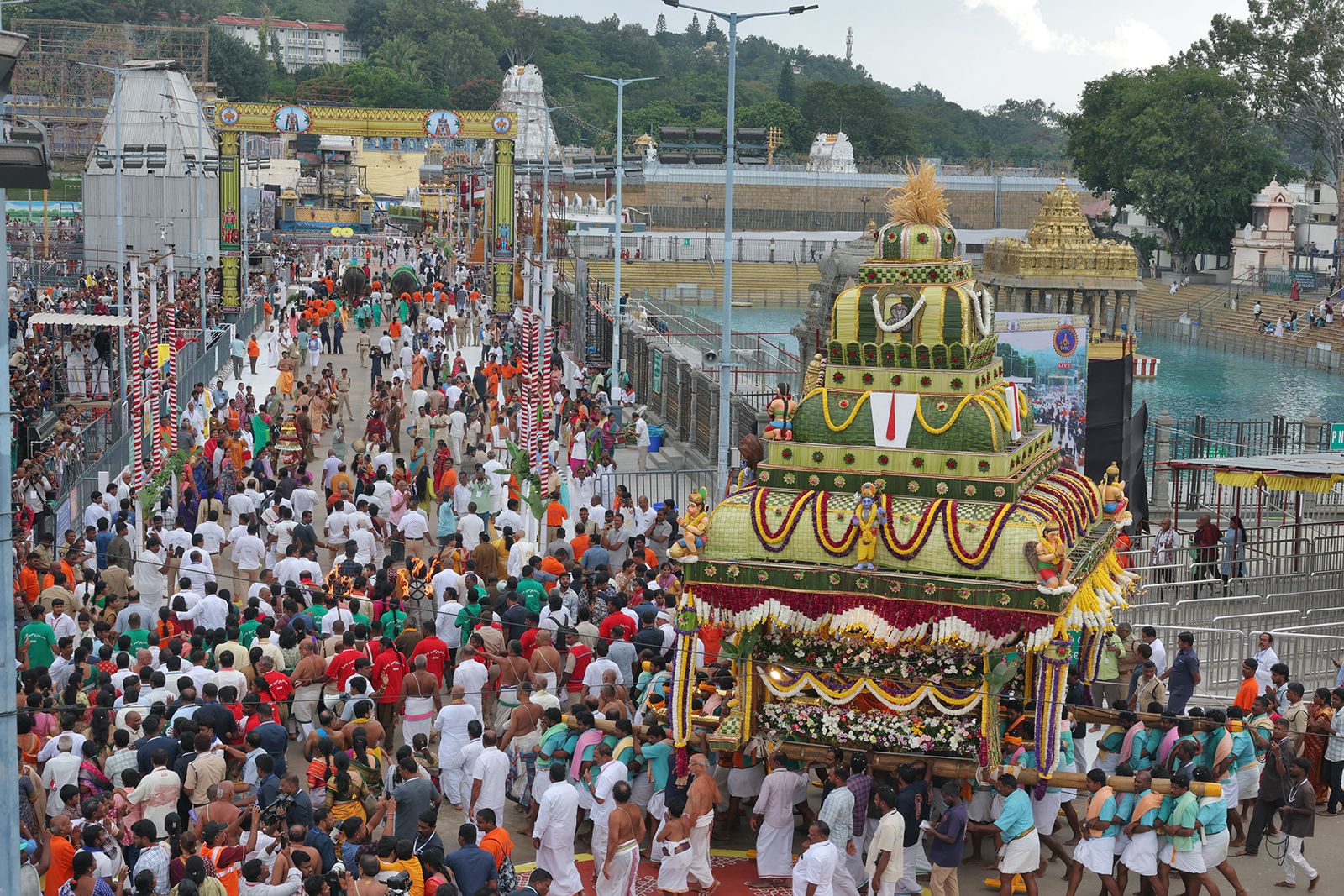 Navratri Brahmotsavam | హనుమంత వాహనంపై కోదండ రాముడు.. పుష్పక విమానంపై గోవర్ధనగిరిధారి - Image 70