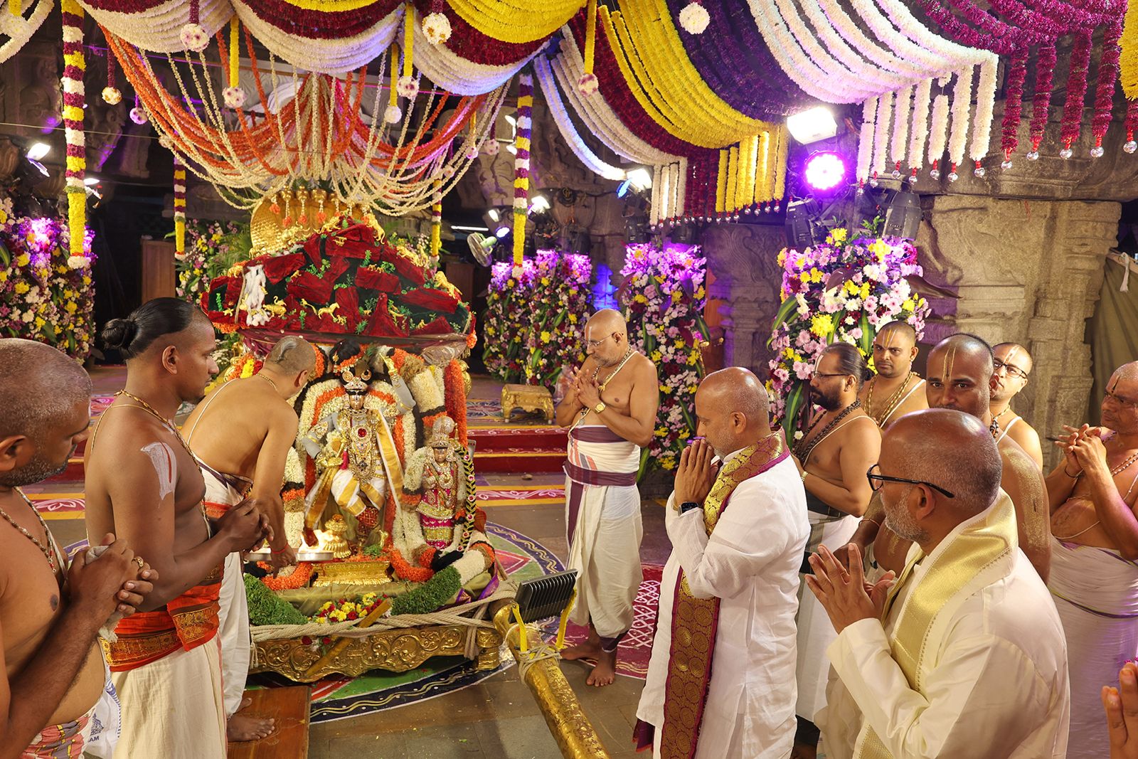 Navratri Brahmotsavam | హనుమంత వాహనంపై కోదండ రాముడు.. పుష్పక విమానంపై గోవర్ధనగిరిధారి - Image 68