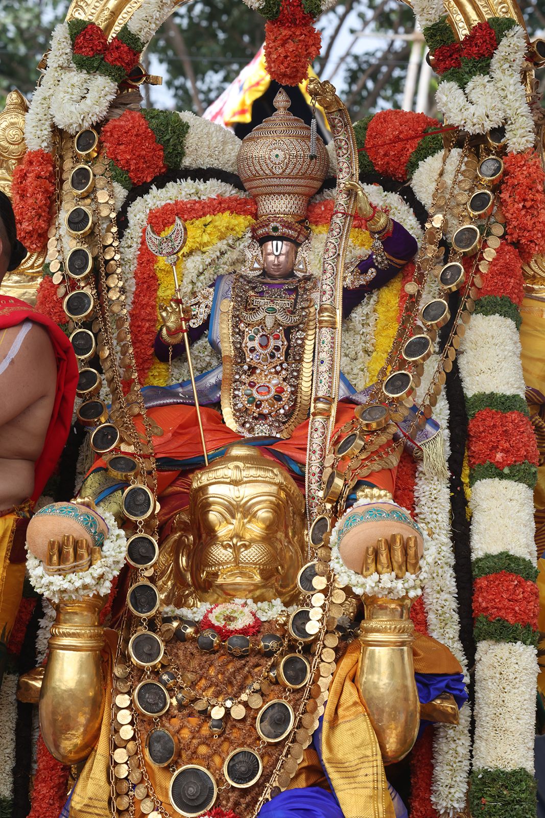 Navratri Brahmotsavam | హనుమంత వాహనంపై కోదండ రాముడు.. పుష్పక విమానంపై గోవర్ధనగిరిధారి - Image 21