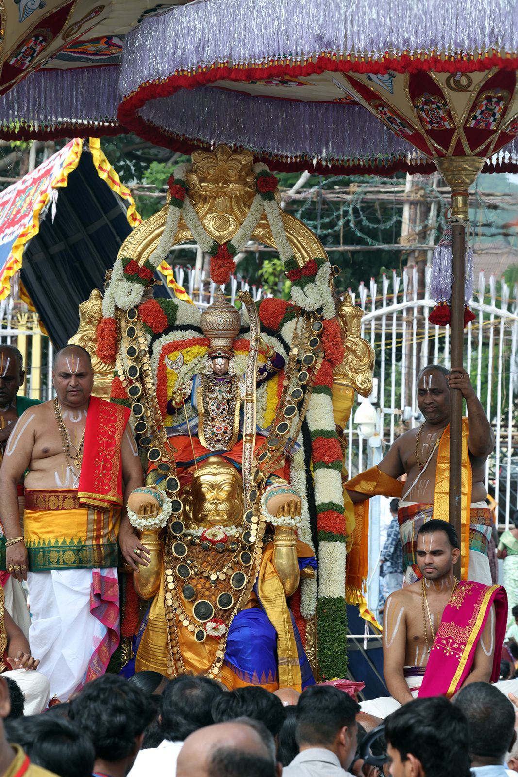 Navratri Brahmotsavam | హనుమంత వాహనంపై కోదండ రాముడు.. పుష్పక విమానంపై గోవర్ధనగిరిధారి - Image 20