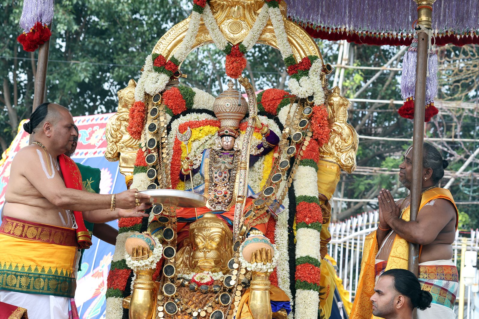 Navratri Brahmotsavam | హనుమంత వాహనంపై కోదండ రాముడు.. పుష్పక విమానంపై గోవర్ధనగిరిధారి - Image 19