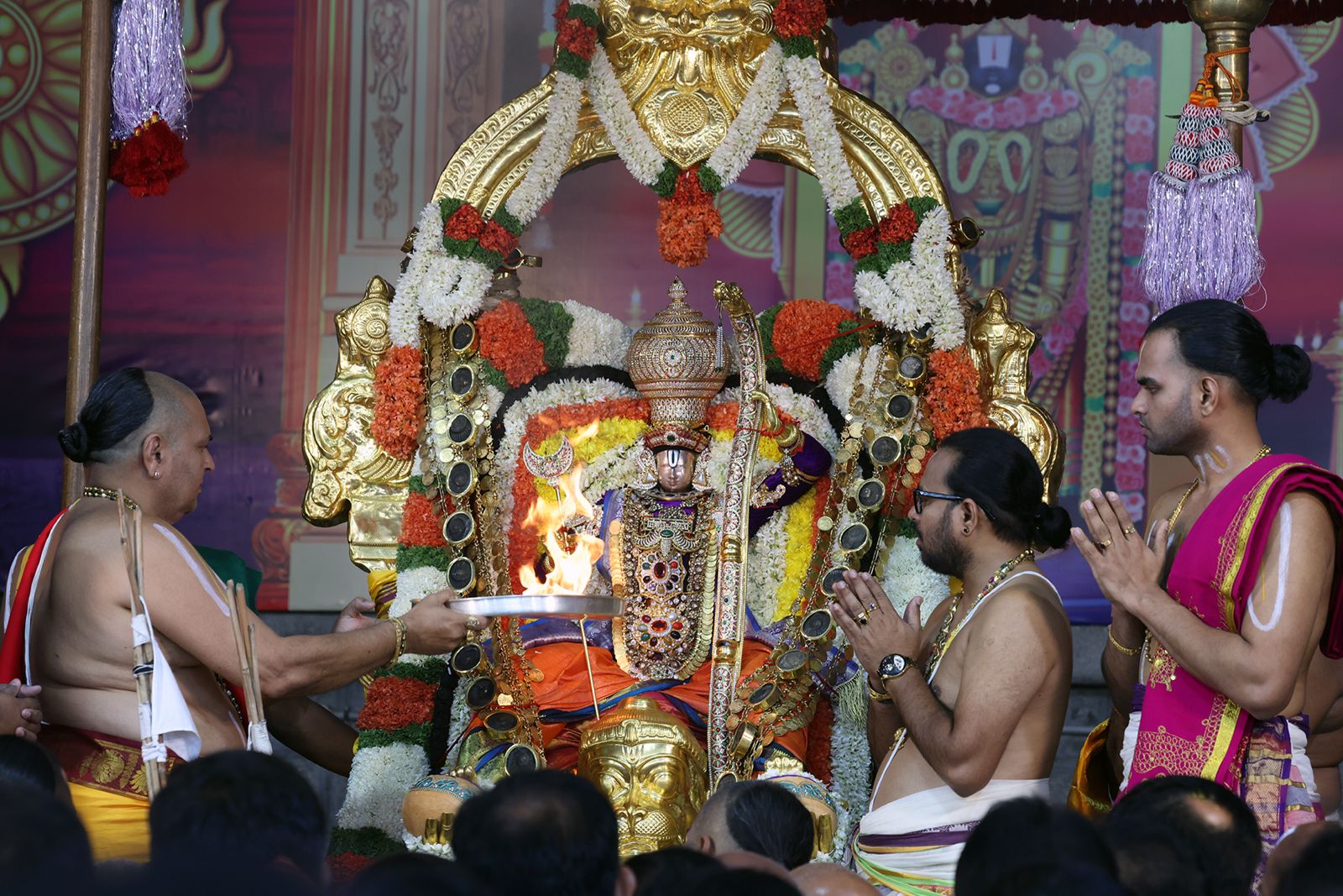 Navratri Brahmotsavam | హనుమంత వాహనంపై కోదండ రాముడు.. పుష్పక విమానంపై గోవర్ధనగిరిధారి - Image 17