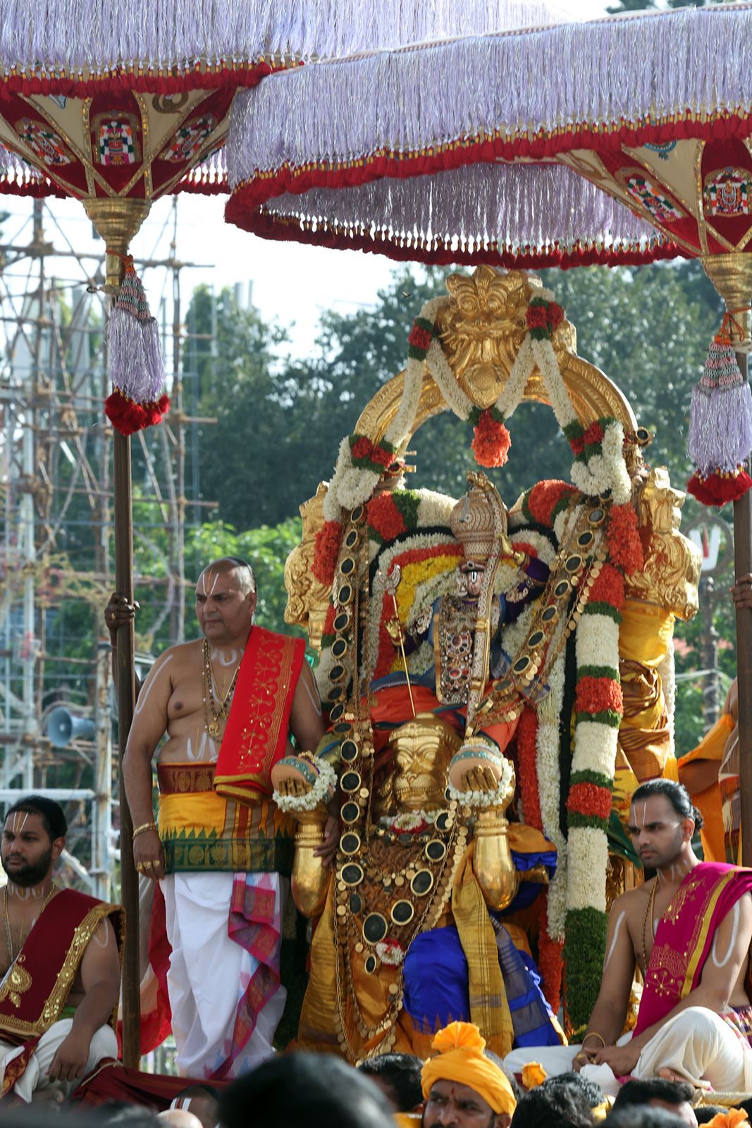 Navratri Brahmotsavam | హనుమంత వాహనంపై కోదండ రాముడు.. పుష్పక విమానంపై గోవర్ధనగిరిధారి - Image 18