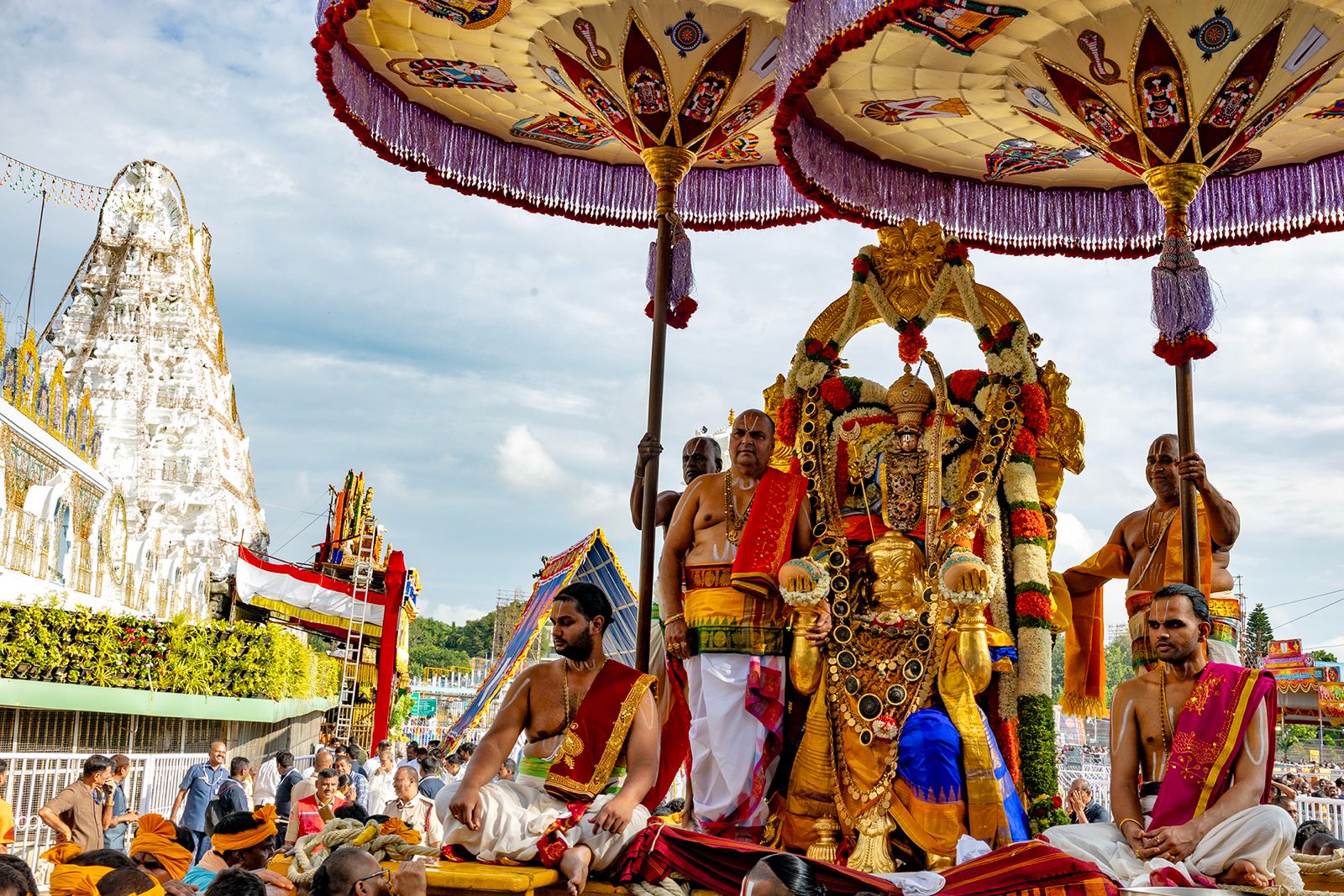 Navratri Brahmotsavam | హనుమంత వాహనంపై కోదండ రాముడు.. పుష్పక విమానంపై గోవర్ధనగిరిధారి - Image 5
