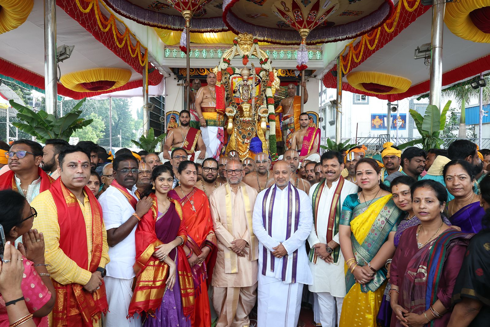 Navratri Brahmotsavam | హనుమంత వాహనంపై కోదండ రాముడు.. పుష్పక విమానంపై గోవర్ధనగిరిధారి - Image 15