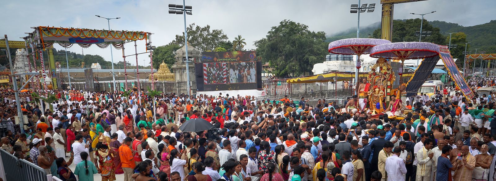 Navratri Brahmotsavam | హనుమంత వాహనంపై కోదండ రాముడు.. పుష్పక విమానంపై గోవర్ధనగిరిధారి - Image 16