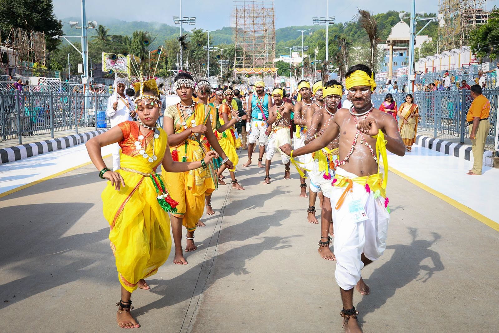 Navratri Brahmotsavam | హనుమంత వాహనంపై కోదండ రాముడు.. పుష్పక విమానంపై గోవర్ధనగిరిధారి - Image 59