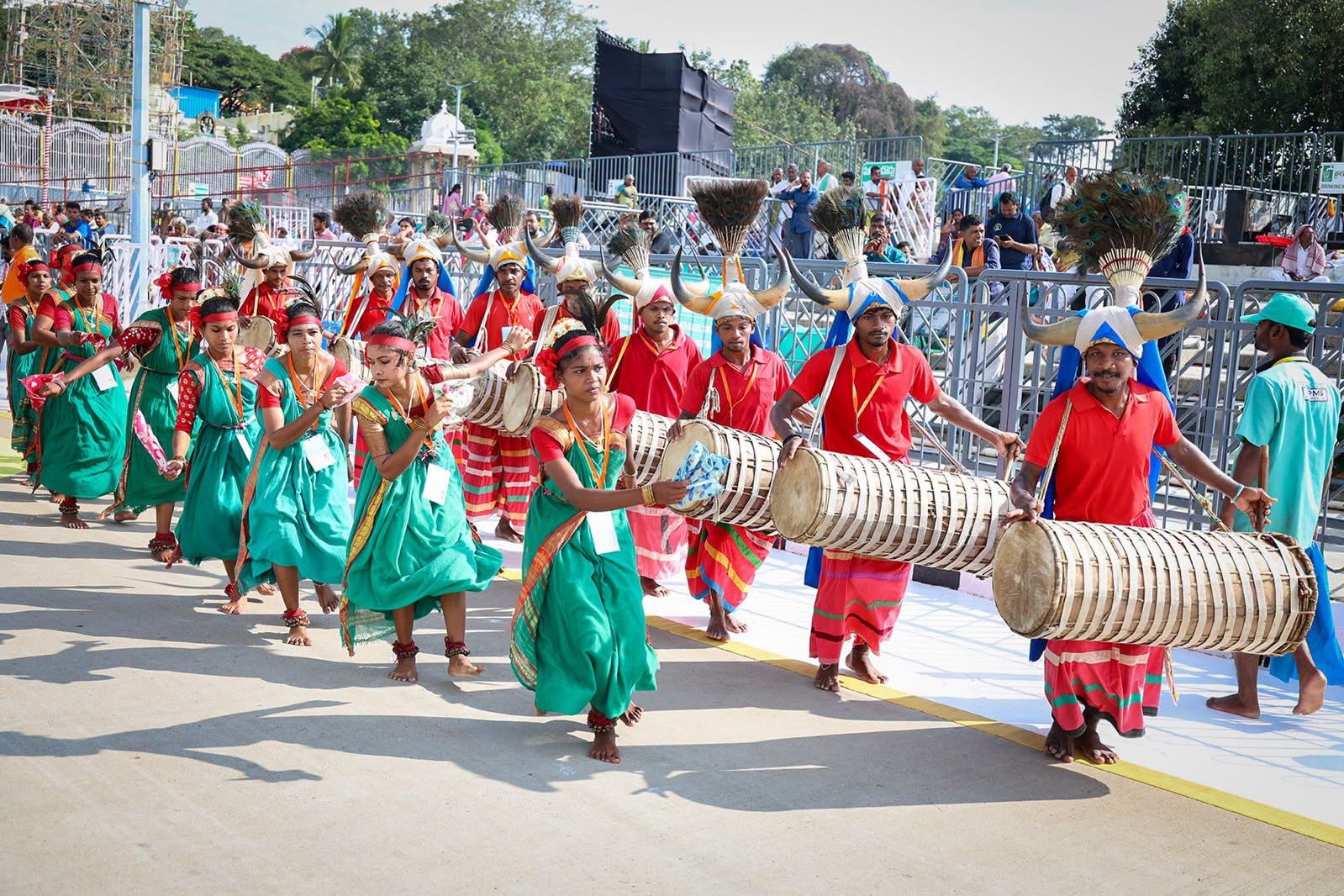 Navratri Brahmotsavam | హనుమంత వాహనంపై కోదండ రాముడు.. పుష్పక విమానంపై గోవర్ధనగిరిధారి - Image 66