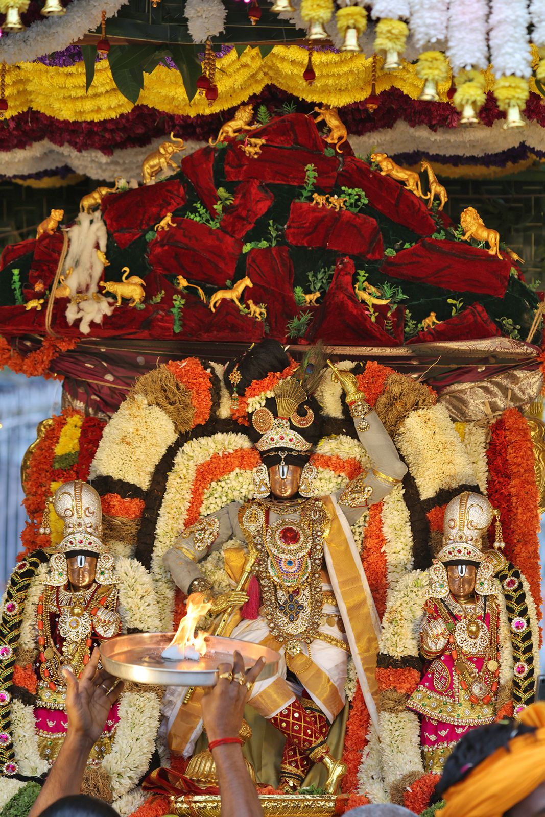 Navratri Brahmotsavam | తిరుమల శ్రీవారి నవరాత్రి బ్రహ్మోత్సవాలు నేత్రపర్వంగా సాగుతున్నాయి. ఉత్సవాల్లో ఆరో రోజైన శనివారం ఉదయం హనుమంత వాహనంపై కోదండ రాముడి అలంకారంలో శ్రీ మలయప్పస్వామివారు భక్తులకు దర్శనమిచ్చారు.