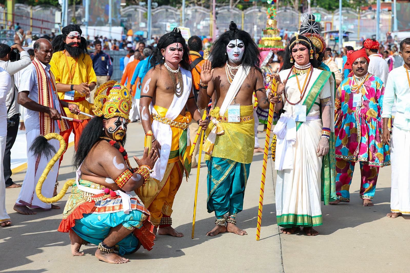 Navratri Brahmotsavam | హనుమంత వాహనంపై కోదండ రాముడు.. పుష్పక విమానంపై గోవర్ధనగిరిధారి - Image 65