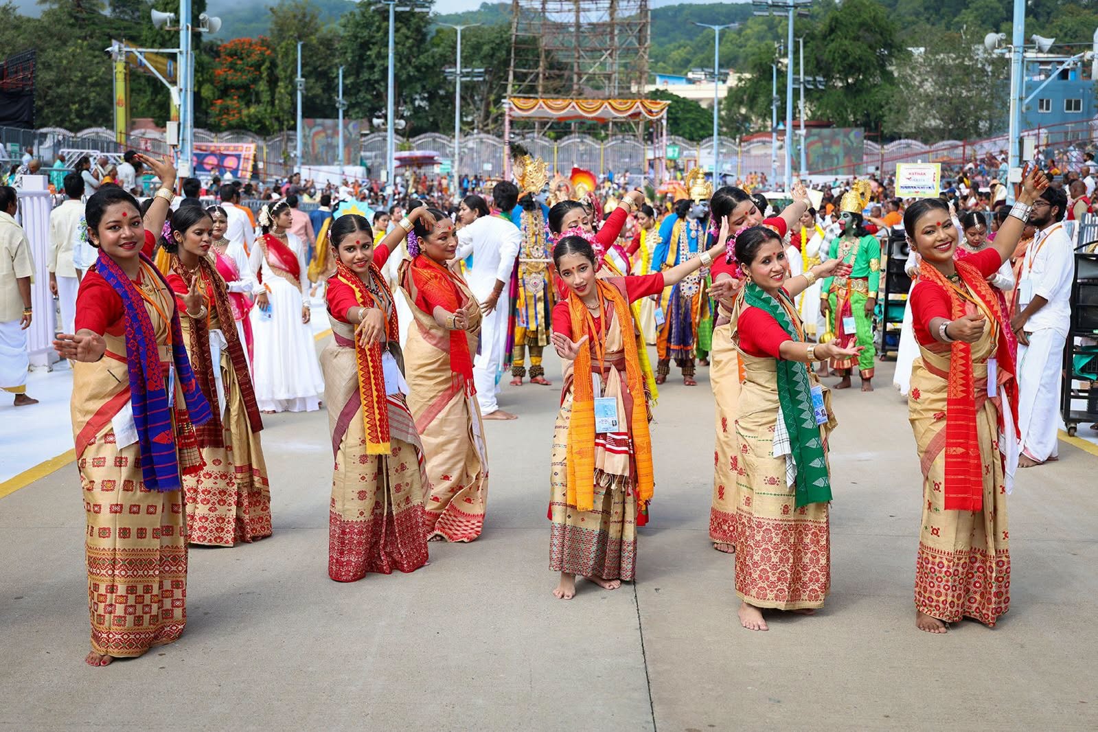 Navratri Brahmotsavam | హనుమంత వాహనంపై కోదండ రాముడు.. పుష్పక విమానంపై గోవర్ధనగిరిధారి - Image 47
