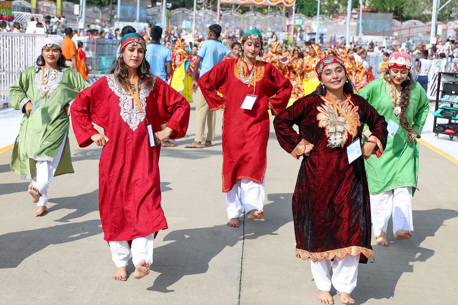 Navratri Brahmotsavam | హనుమంత వాహనంపై కోదండ రాముడు.. పుష్పక విమానంపై గోవర్ధనగిరిధారి - Image 57